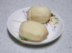 酿好的莲藕，盖上另外一半莲藕，并用牙签固定好。