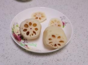莲藕去皮洗净，从一端2厘米左右的地方横切。