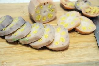 蒸熟的莲藕，切厚片，