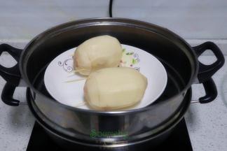 蒸锅倒入适量的水，煮沸之后，隔水放入蒸锅，蒸15分钟。每个锅不同，蒸煮时间略有差异，只要蒸熟即可。