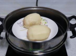 蒸锅倒入适量的水，煮沸之后，隔水放入蒸锅，蒸15分钟。每个锅不同，蒸煮时间略有差异，只要蒸熟即可。