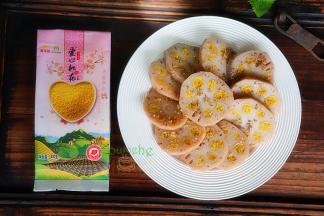 码入盘子，桂花、红糖熬煮糖浆，还蜂蜜搅拌均匀，吃的时候蘸甜酱吃，也可以把熬煮好的桂花糖浆浇在酿莲藕上。