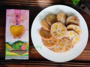 码入盘子，桂花、红糖熬煮糖浆，还蜂蜜搅拌均匀，吃的时候蘸甜酱吃，也可以把熬煮好的桂花糖浆浇在酿莲藕上。