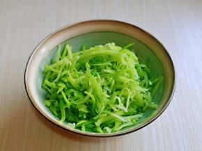 首先将水果萝卜去皮，洗干净，再用工具插丝。