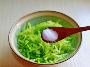 放上盐，戴上食品手套，抓拌均匀，腌制30分钟，
