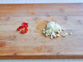 大蒜去皮切碎，红辣椒切段。