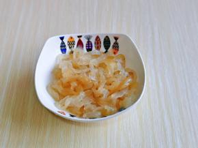 海蜇洗干净，加入料酒抓拌均匀，腌制10分钟。