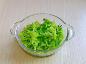 腌制好的萝卜丝将水分挤干(这点很重要，一定要挤干水分，不然会咸)