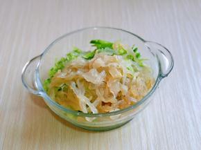 海蜇加入萝卜丝器具中。