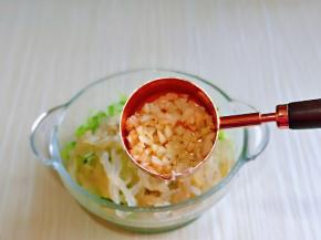 再加入切好的大蒜。