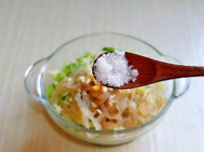 再加入白砂糖。(不喜欢可以不放)