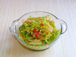 最后加入切好的辣椒，滴入芝麻油，搅拌均匀。