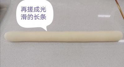再搓成粗细一致的长条型。