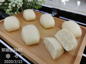 松软香甜的馒头出炉了，看看外表，光不光滑！看看内部组织均不均匀(≧∇≦)/