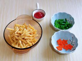 准备食材，意面提前冷水泡软，蒜薹洗干净切段焯水，胡萝卜去皮洗干净切片，用模具压出形状。