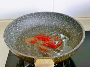 起油锅，加入番茄酱煸炒。