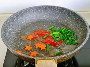 再加入蒜薹，胡萝卜翻炒。