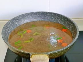 加入2小碗纯净水。