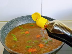 加入生抽烧开。