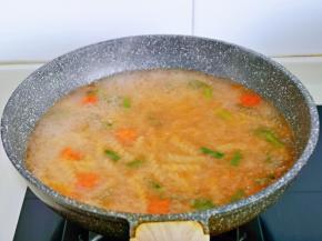 下入泡软的意面，烧开后再淋上一小勺米醋。