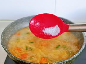 按个人口味加入盐，将意面煮熟关火。