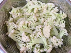 有机菜花去根切成小朵，用淡盐水浸泡10分钟左右，冲洗干净。