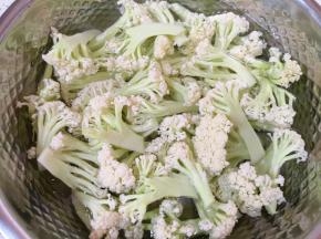有机菜花去根切成小朵，用淡盐水浸泡10分钟左右，冲洗干净。