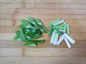 青椒蒜苗切成段备用。