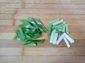 青椒蒜苗切成段备用。