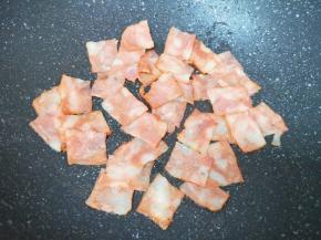 炒锅内倒少许食用油，下入培根肉煸炒熟，盛出备用。