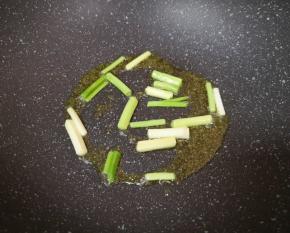 炒锅内重新倒油烧热，下入蒜苗炒香。