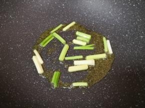 炒锅内重新倒油烧热，下入蒜苗炒香。
