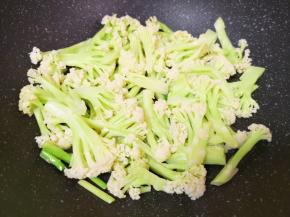 下入有机菜花翻炒均匀。