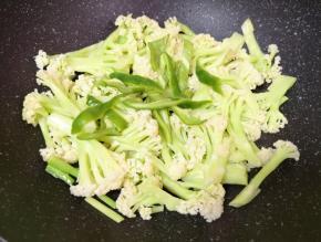 下入青椒，放宴会酱蘸汁翻炒均匀。