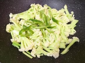下入青椒，放宴会酱蘸汁翻炒均匀。