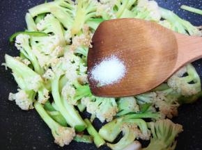 放盐调味。
