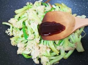 放蚝油调味。