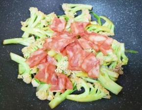 下入炒好的培根肉。