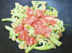 下入炒好的培根肉。