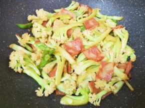 翻炒均匀出锅。