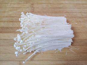 金针菇切去根部，撕开清洗干净。