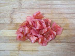 西红柿去皮切成小块。