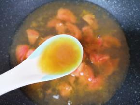 放盐、糖和酸汤肥牛汁调味。