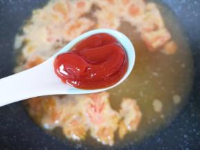 加入番茄酱搅拌均匀。