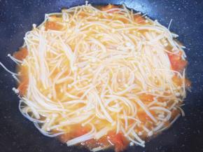 下入金针菇煮至变软。