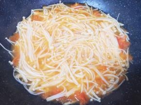 下入金针菇煮至变软。