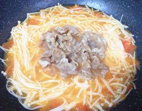 下入肥牛卷，再次煮开，放鸡精增鲜。