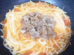 下入肥牛卷，再次煮开，放鸡精增鲜。