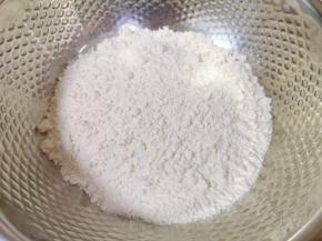 准备好中筋面粉。