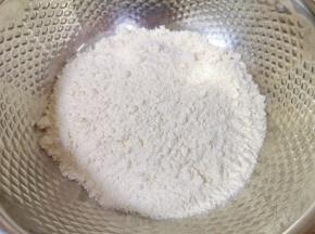 准备好中筋面粉。